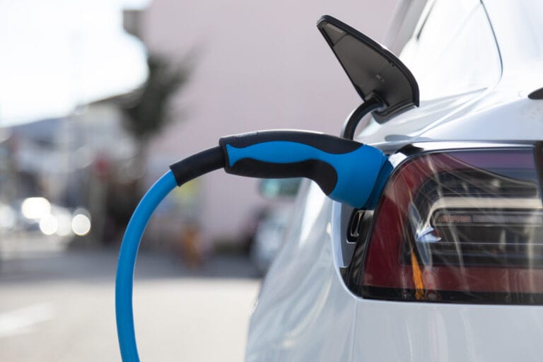 Elektrofahrzeug beim Laden - Solarpaneele für Elektrofahrzeuge